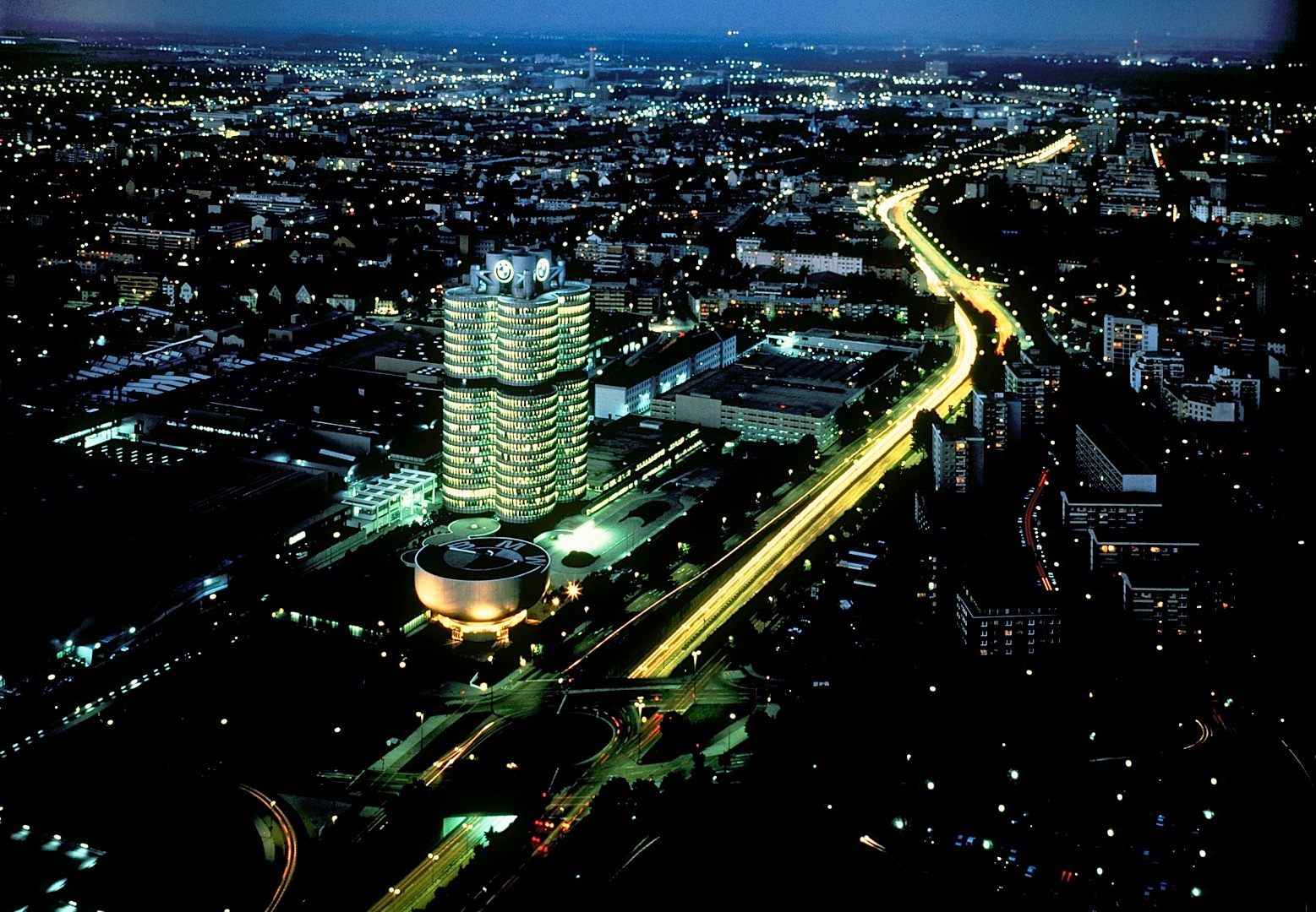 Name:  bmw-s-tower-and-museum-in-munich-celebrate-40-years-of-existence-1080p-6.jpg
Views: 5258
Size:  555.8 KB